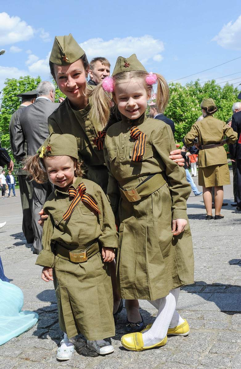 Виктория Зиненко, жена погибшего офицера «Альфы» Виталия Зиненко, с дочкой Александрой и племянницей. Москва, Поклонная гора. 9 мая 2016 года