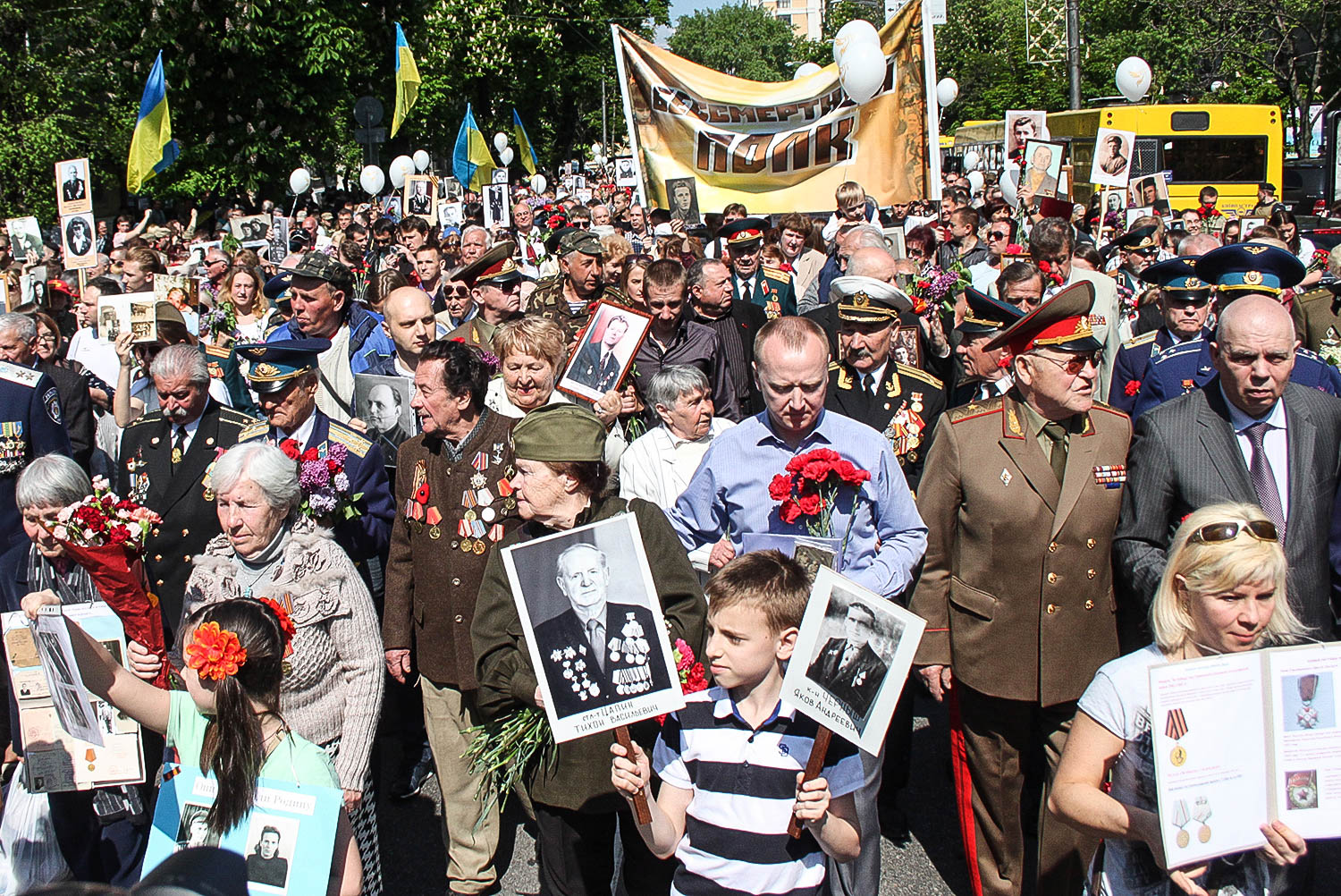 К ярости нацистов «Бессмертный полк» в Киеве собрал десять тысяч участников. Фото: Сергей Резник / ТАСС