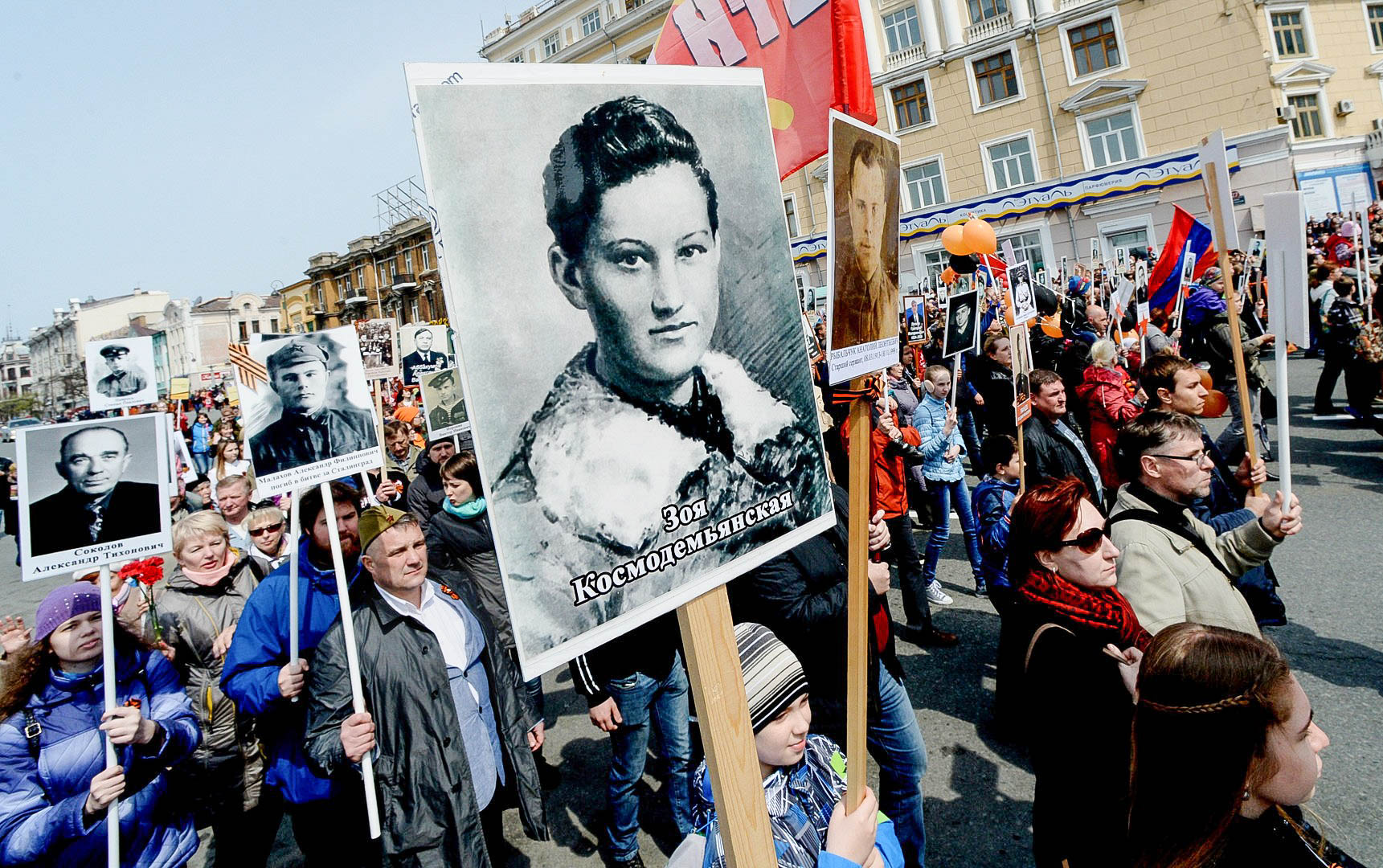 Участники акции «Бессмертный полк» во время шествия по улицам Владивостока. Фото: РИА Новости