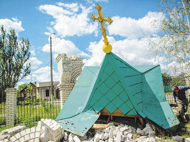 Один из многих… Последствия артиллерийского обстрела Воскресенского храма города Славянска. Донбасс. Июнь 2014 года