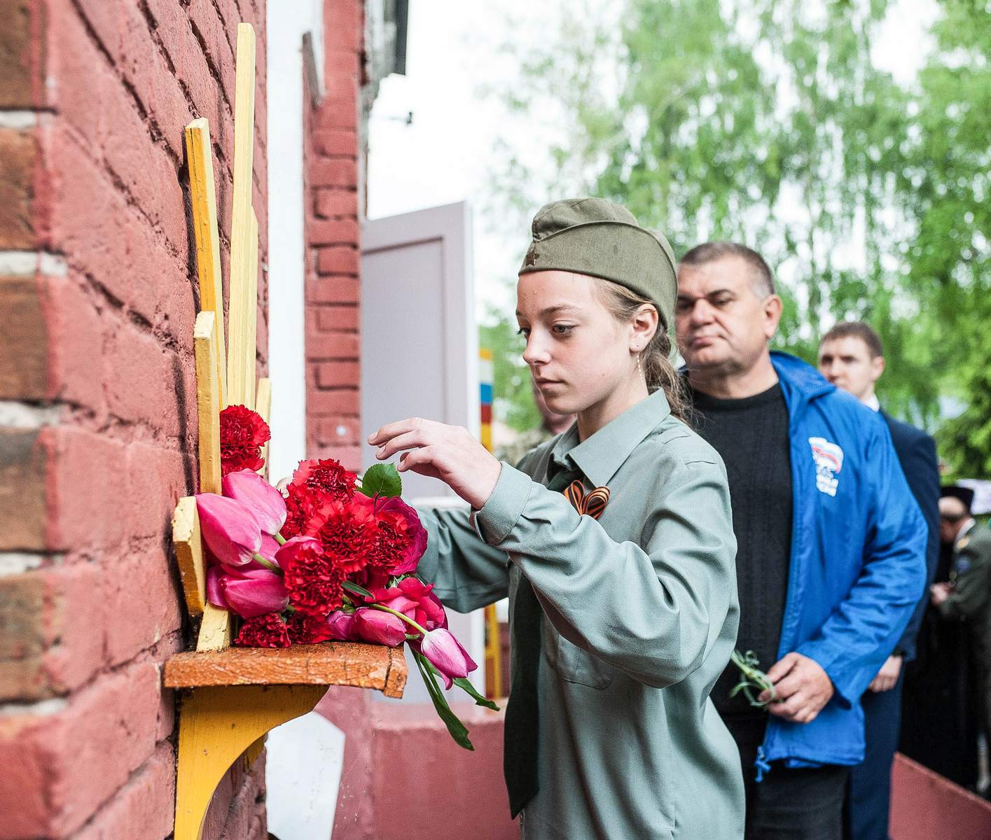 Возложение цветов к мемориальной доске Владимиру Соловову
