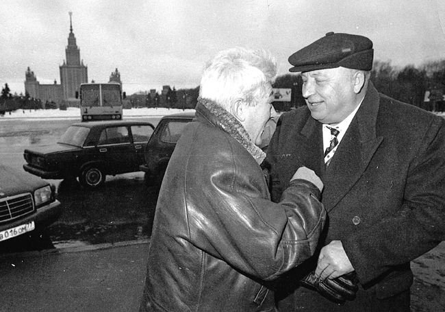 Михаил Романов (справа) во время традиционной встречи участников кабульских событий. Москва, Воробьёвы горы. Декабрь 1999 года