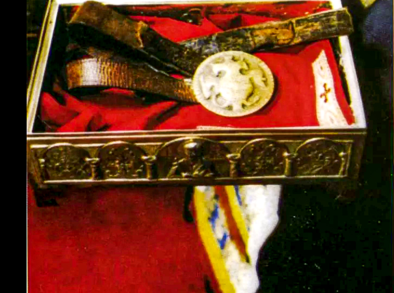 Ремень с царским орлом, которым перепоясывался святой Иоанн Русский, находясь в рабстве. Ныне — одна из святынь Элладской Церкви
