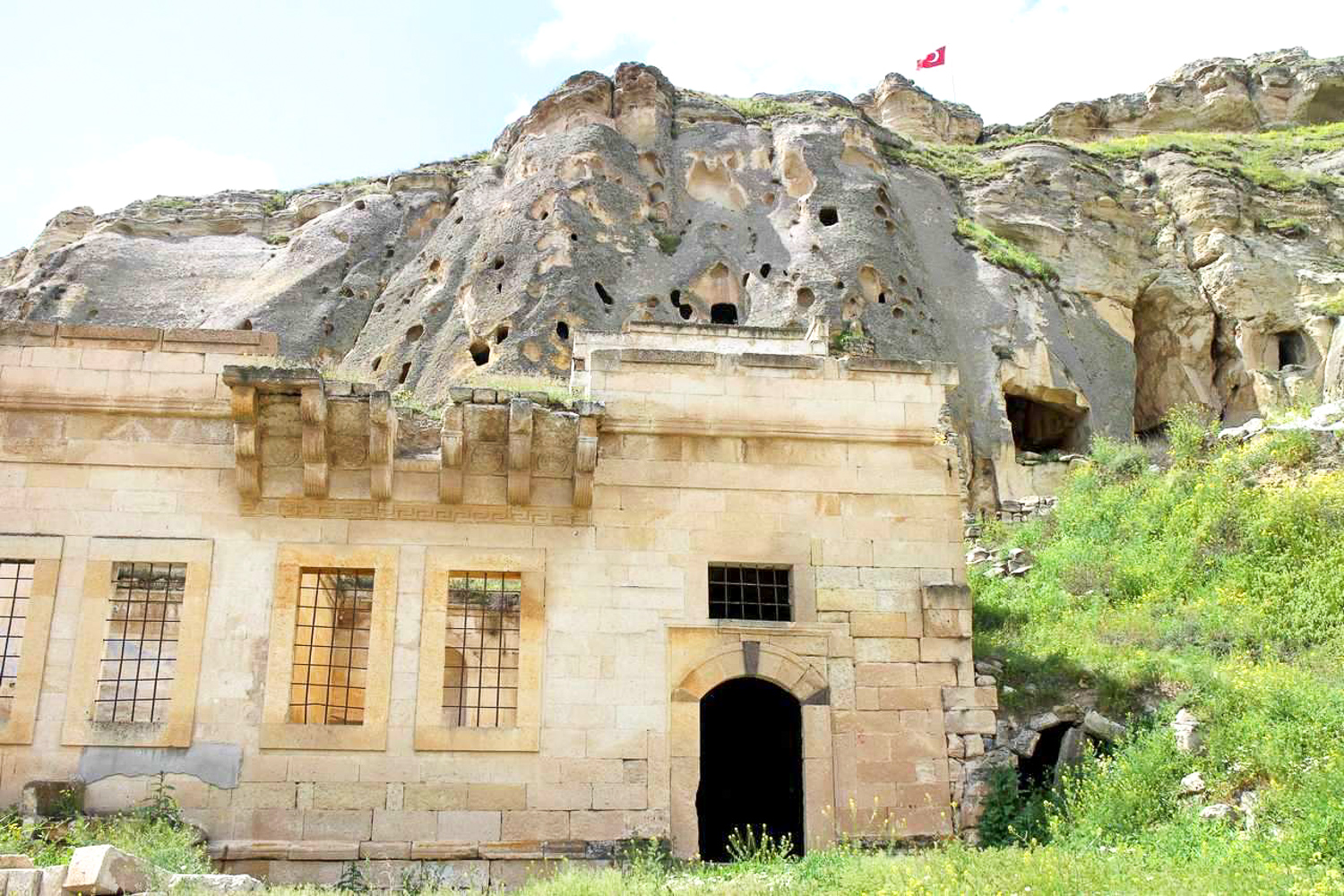 «Пещерная» конюшня, где на положении раба жил и ухаживал за лошадьми святой Иоанн Русский. Город Ургюп. Турция
