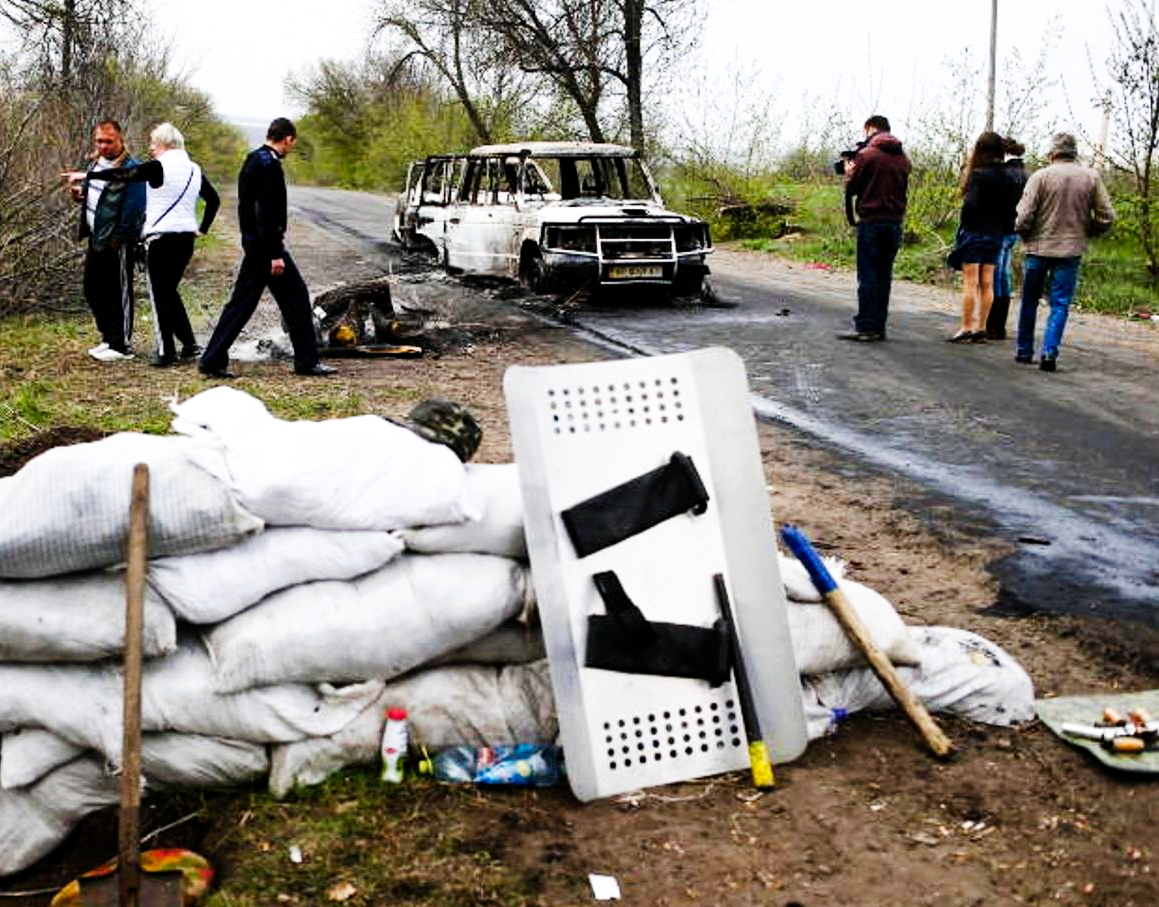 Итог вооружённого нападения боевиков «Правого сектора» (организация запрещена в РФ) на блокпост на окраине Славянска. Весна 2014 года