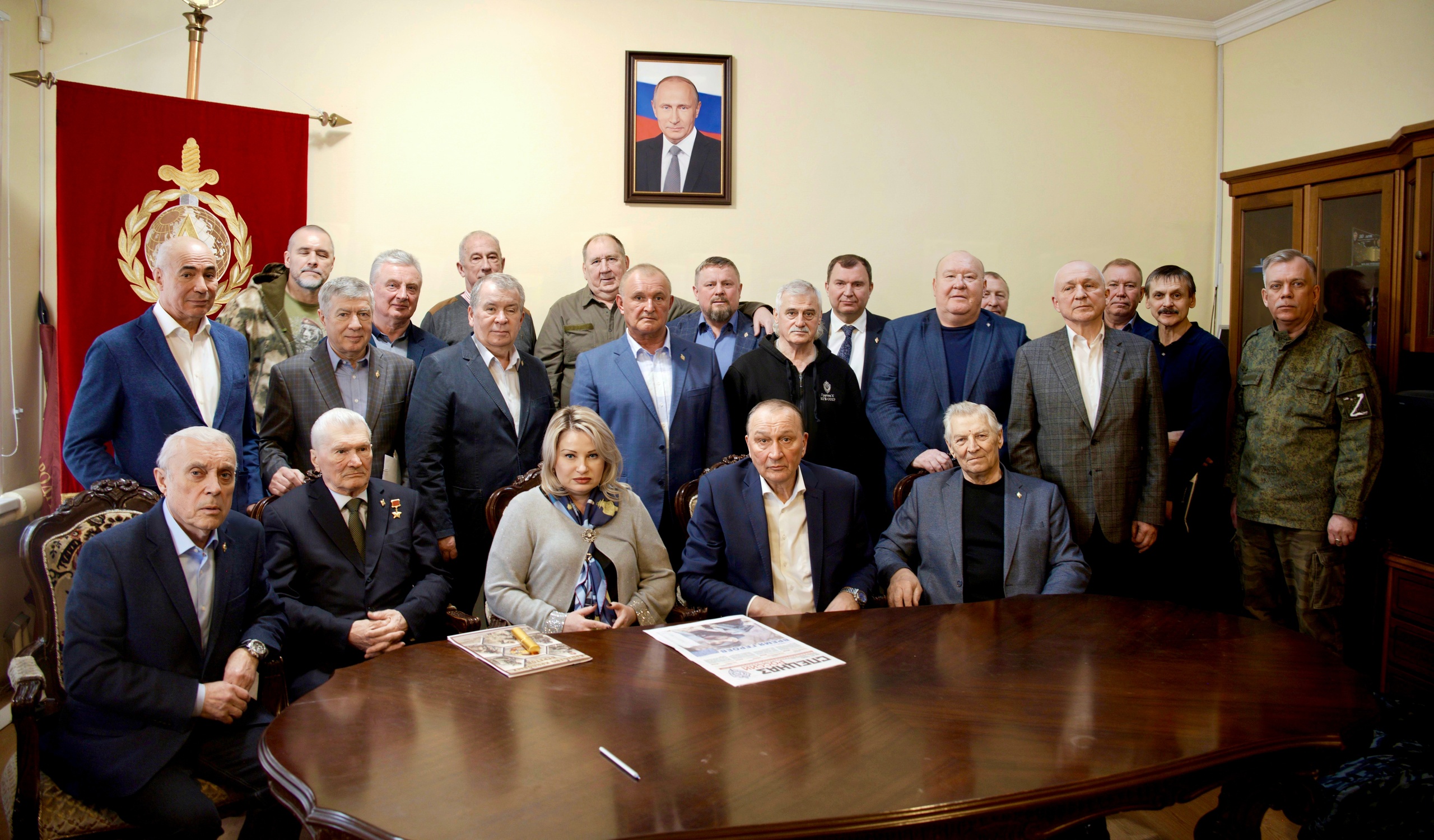 Члены нового Совета Международной Ассоциации «Альфа» и приехавший их поздравить Герой России полковник Сергей Лысюк. 16 марта 2023 года 