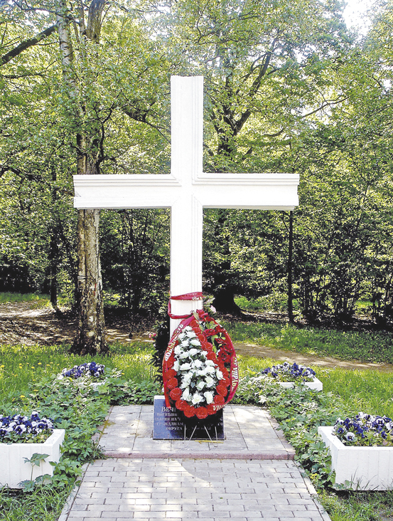 Поклонный крест — памятник ликвидаторам аварии на Чернобыльской АЭС — жителям Юго-Западного округа Москвы. Воронцовский парк