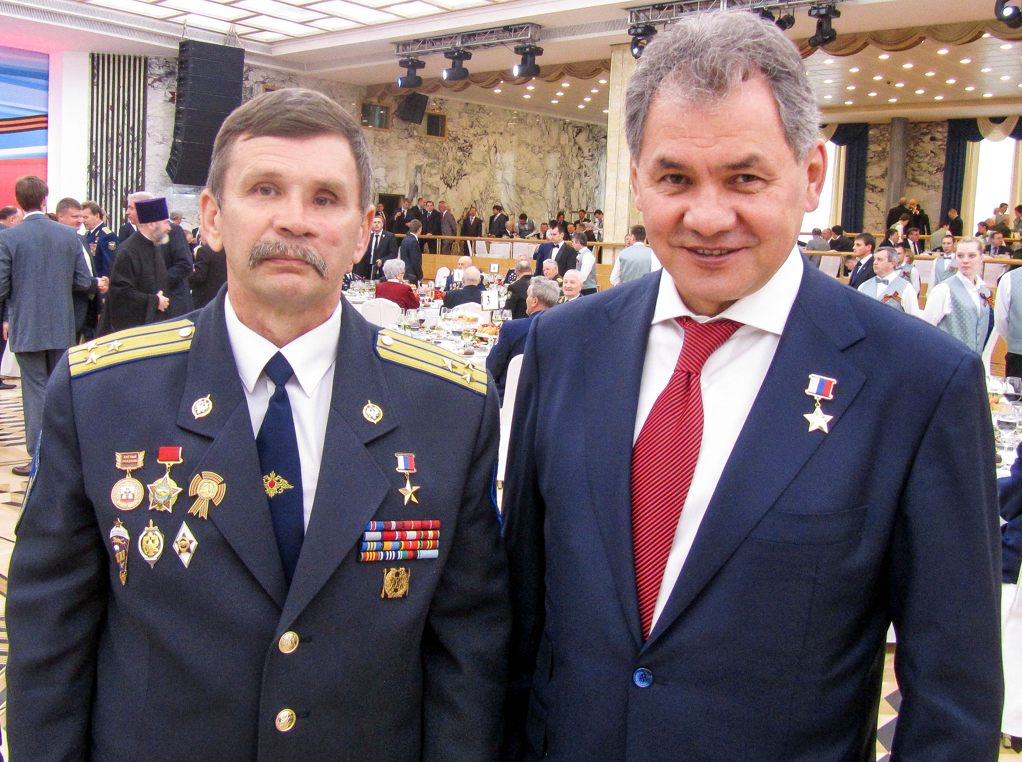 Герой России и Беслана Вячеслав Бочаров («Вымпел») и министр обороны России Сергей Шойгу