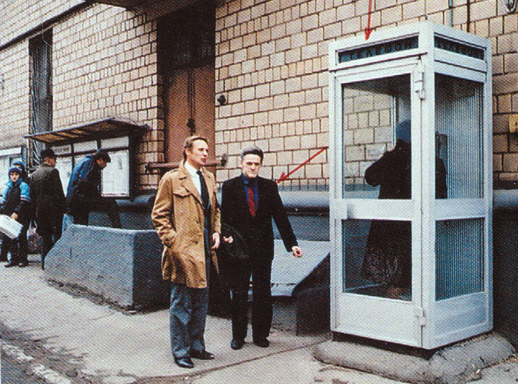 Адольф Толкачёв указывает сотрудникам КГБ телефонную будку в Трёхгорном переулке, где им были получены первые инструкции от ЦРУ