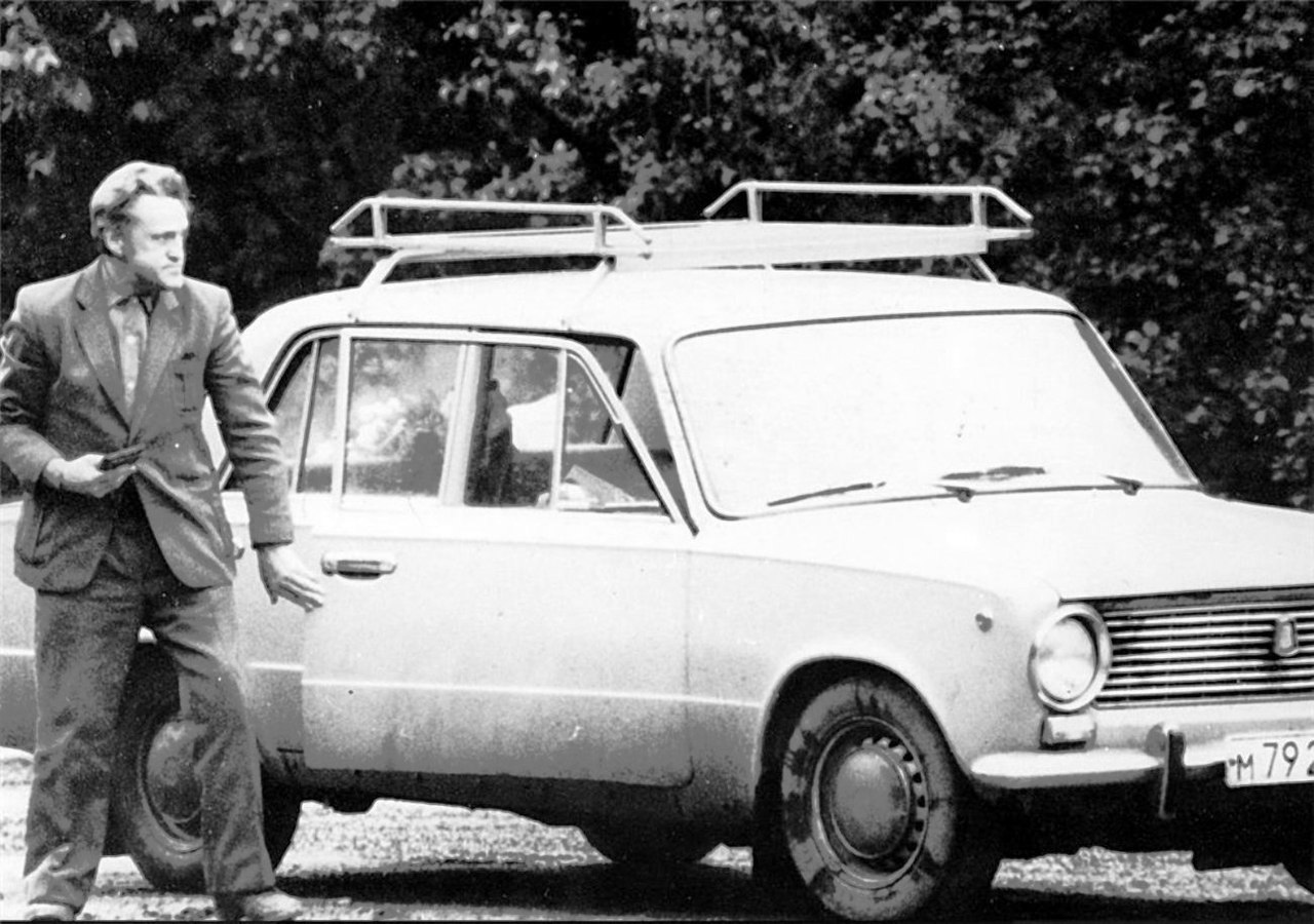 Шпион Адольф Толкачёв за несколько секунд до задержания сотрудниками Группы «А» КГБ СССР на загородном шоссе. 9 июня 1985 года