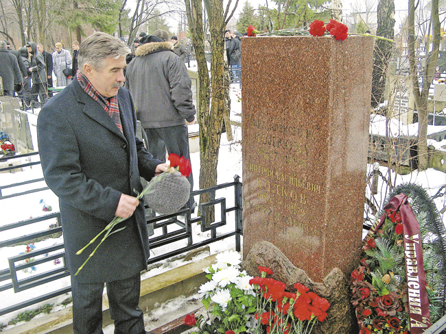 Участник взятия Тадж-Бека, кавалер ордена Красного Знамени полковник Александр Репин возле могилы капитана Волкова. Декабрь 2009 года