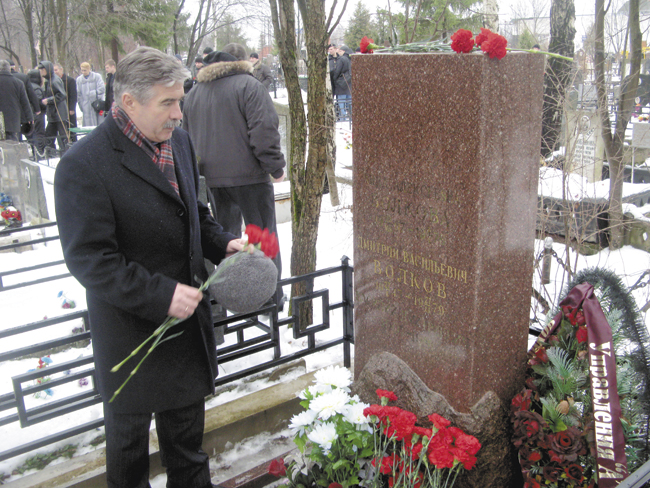 Полковник Репин у могилы капитана Дмитрия Волкова, погибшего в Кабуле. Москва. 27 декабря 2009 года