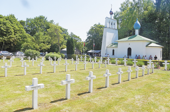 Самое же большое военное русское кладбище, где покоится свыше тысячи русских воинов, находится около Мурмелона (департамент Марна, Шампань)