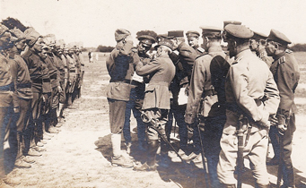 Знаменитый генерал Роберт Ли Буллард награждает солдата «Legion Russe». Лето 1918 года