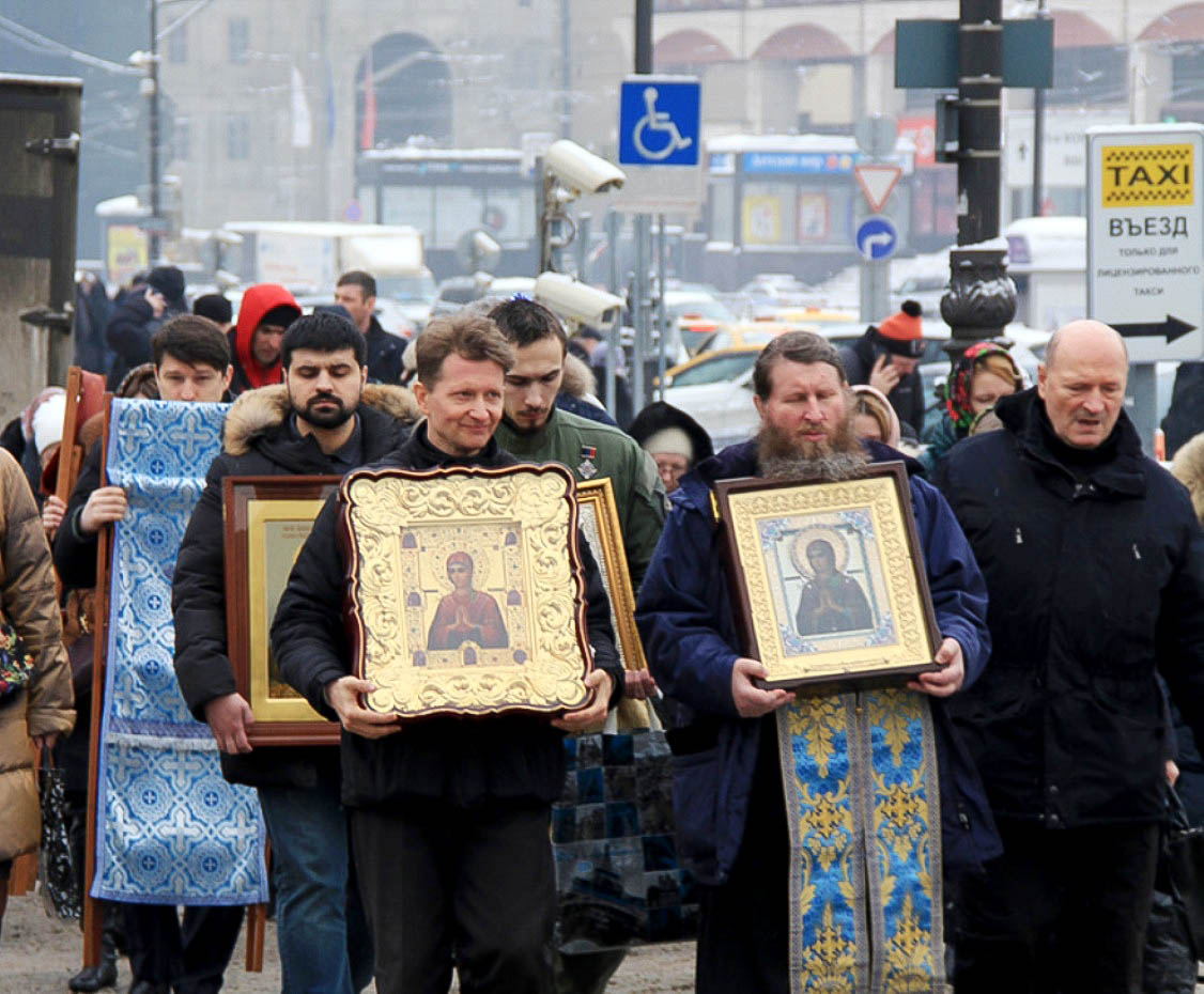 Во время Крестного хода о сохранении мира, с иконами, по железнодорожным вокзалам Москвы