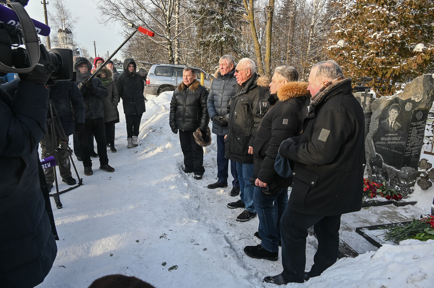 Командир Группы «А» КГБ-ГУО Михаил Головатов возглавил траурный митинг. Могилы сотрудника Группы «А» Виктора Шатских, погибшего в Вильнюсе, и его родителей.  13 января 2022 года