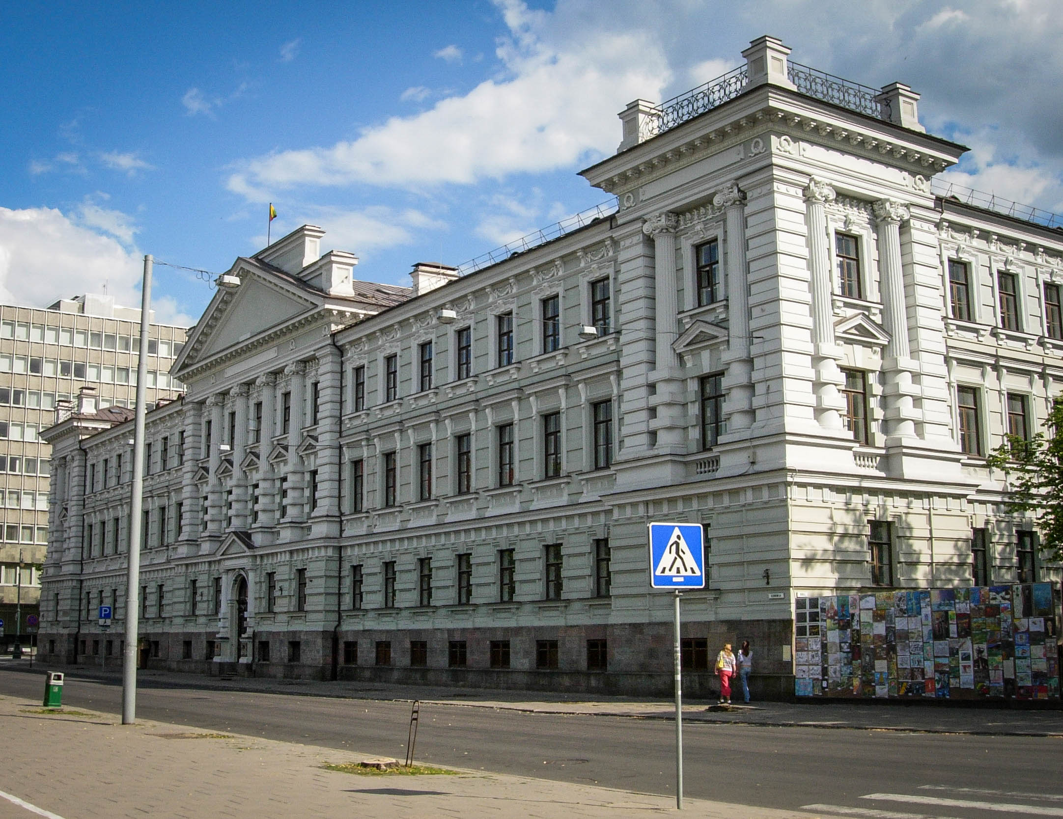 Бывшее здание КГБ Литовской ССР в Вильнюсе. Ныне — Вильнюсский окружной суд и «Музей жертв геноцида»
