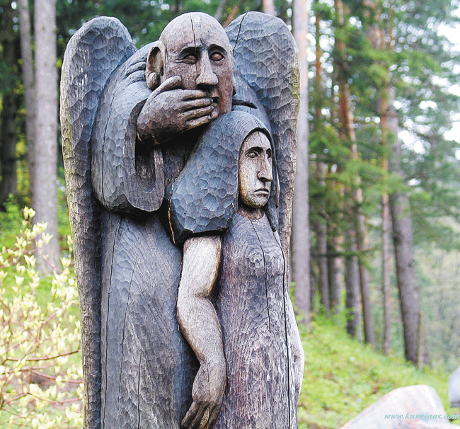 Глядя на то, что вытворяют власти Литвы, даже деревянные народные изваяния «испытывают» стыд и неловкость