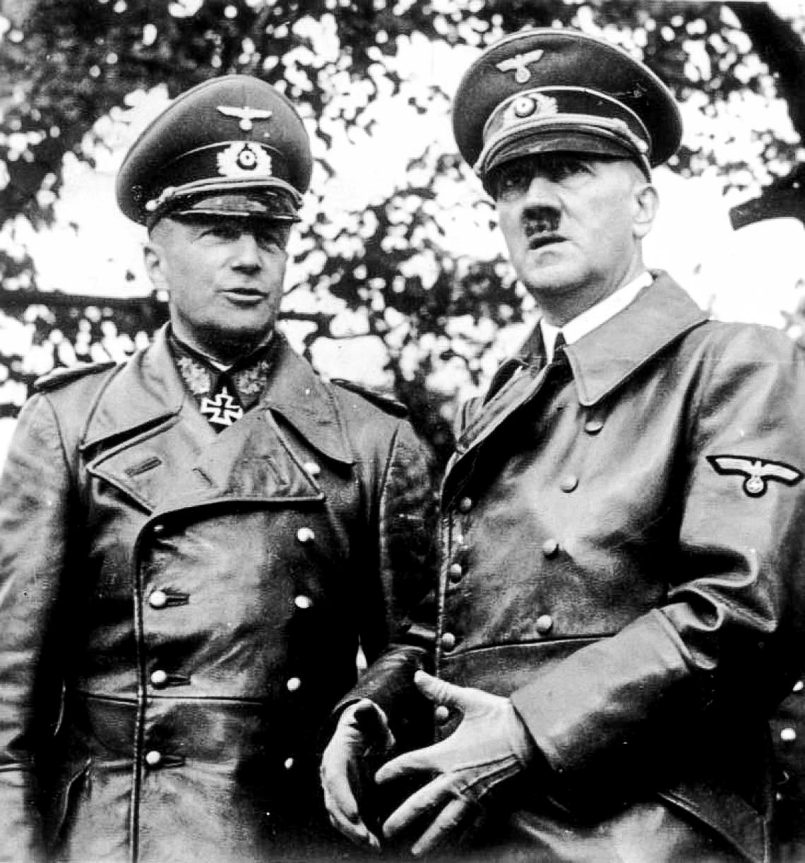 Вермахт, согласно плану «Fall Weiss», должен был быть готов к нападению на Польшу 1 сентября 1939 года. На фото: Вальтер фон Браухич и Гитлер