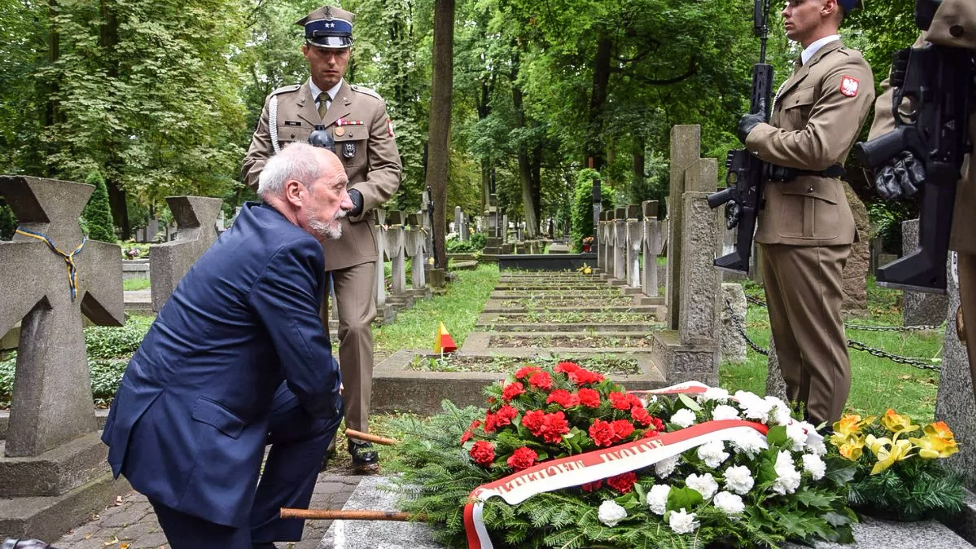 Министр обороны Польши и ярый русофоб Антоний Мацеревич возлагает венки на могилы петлюровцев