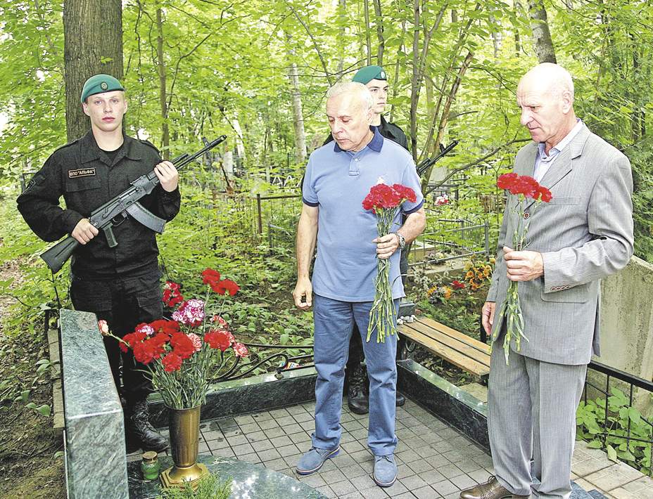 Президент Международной Ассоциации «Альфа» Сергей Гончаров и член Совета Николай Бетин возлагают цветы на могилу Владимира Ширяева. 23 июня 2015 года