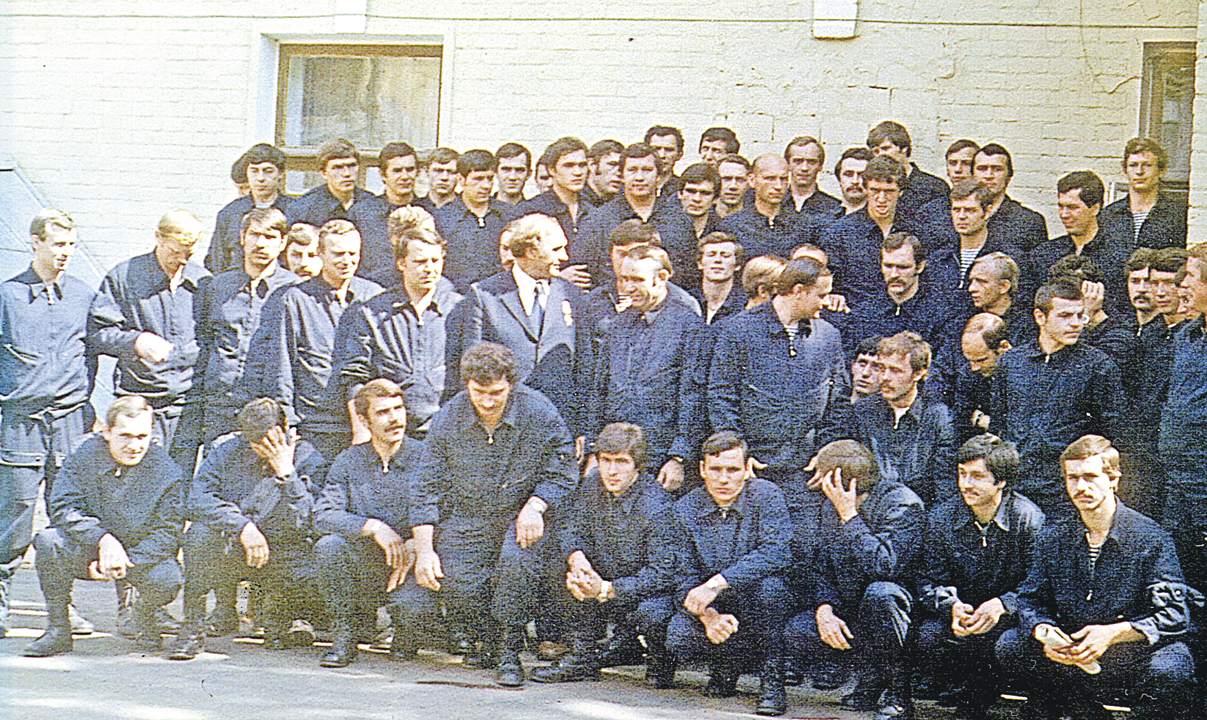 Чествование кавалера ордена Красного Знамени Николая Берлева. Лето 1980 года. Владимир Ширяев — в нижнем ряду крайний слева