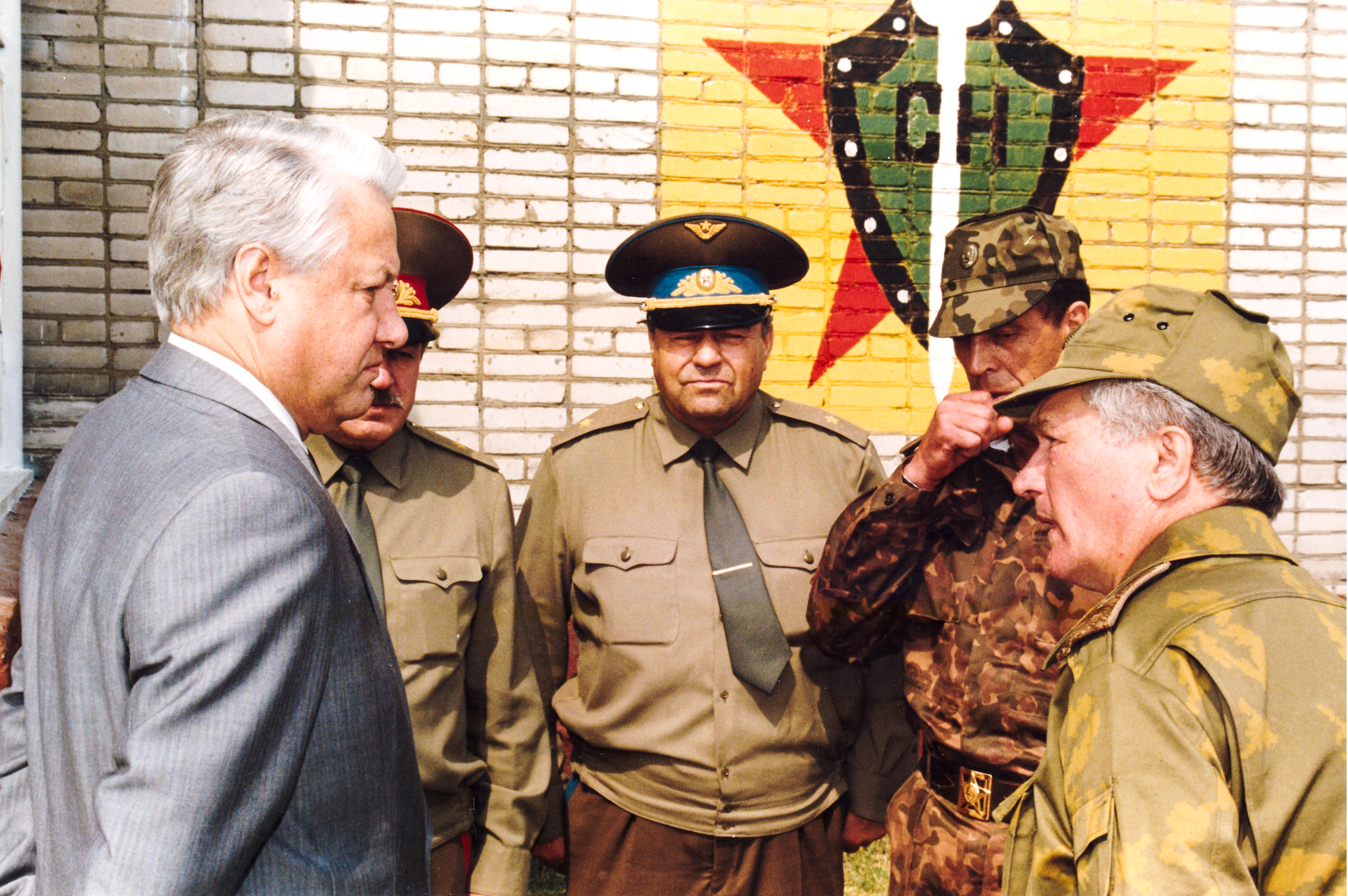 Президент России Борис Ельцин и командир Группы «А» Главного управления охраны Геннадий Зайцев. Лето 1992 года