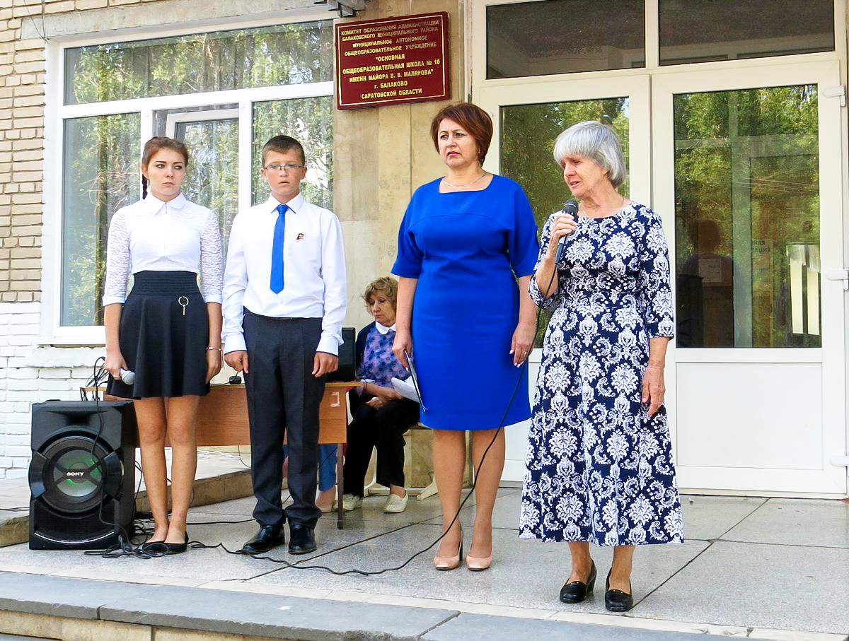 Перед школьниками выступает мама героя — Анна Петровна Малярова