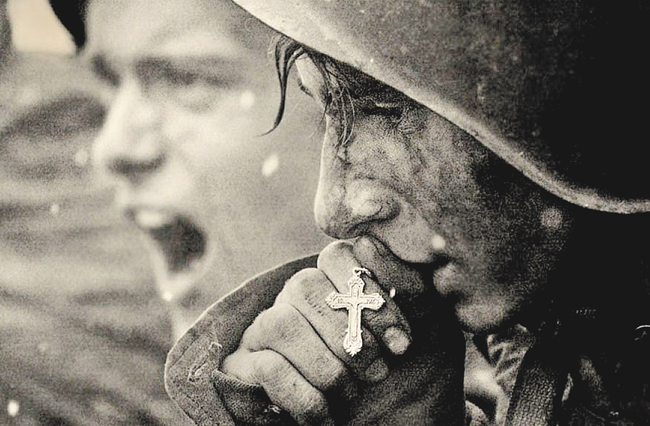 «Солдатская молитва». Фото сделано во время реконструкции Сталинградской битвы в городе Армавире, 2006 год. Автор: Ширак Карапетян
