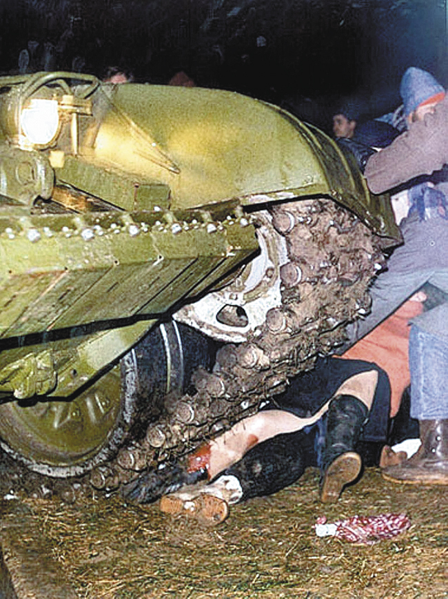Сравните положение ног под гусеницами советского танка на одной фотографии и другой…