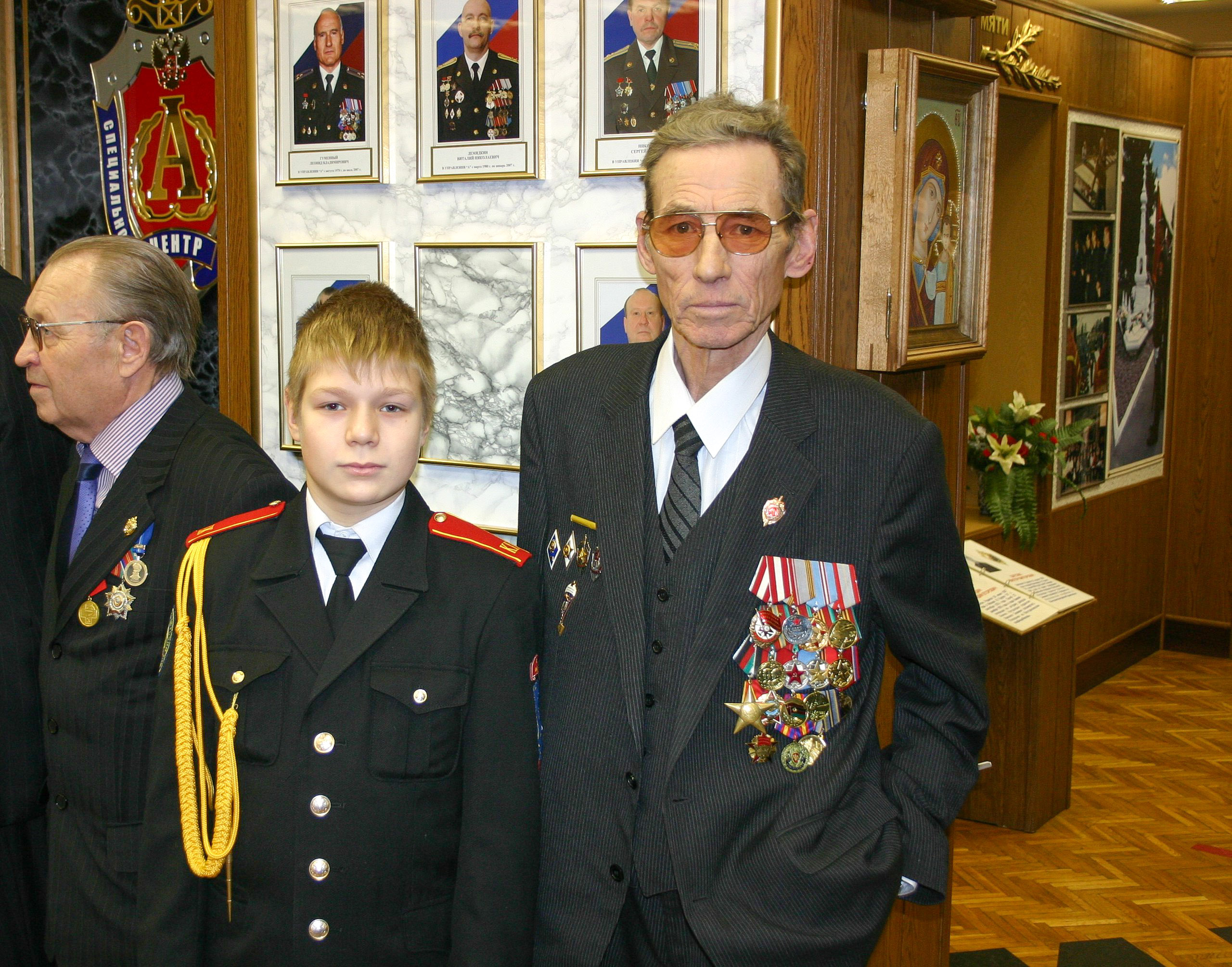 С внуком в музее боевого подразделения.  27 декабря 2009 года
