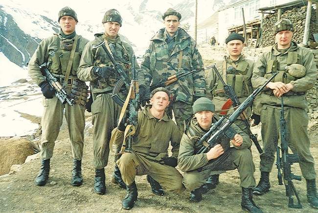 Бойцы разведывательного взвода во время подготовки к боевому выходу