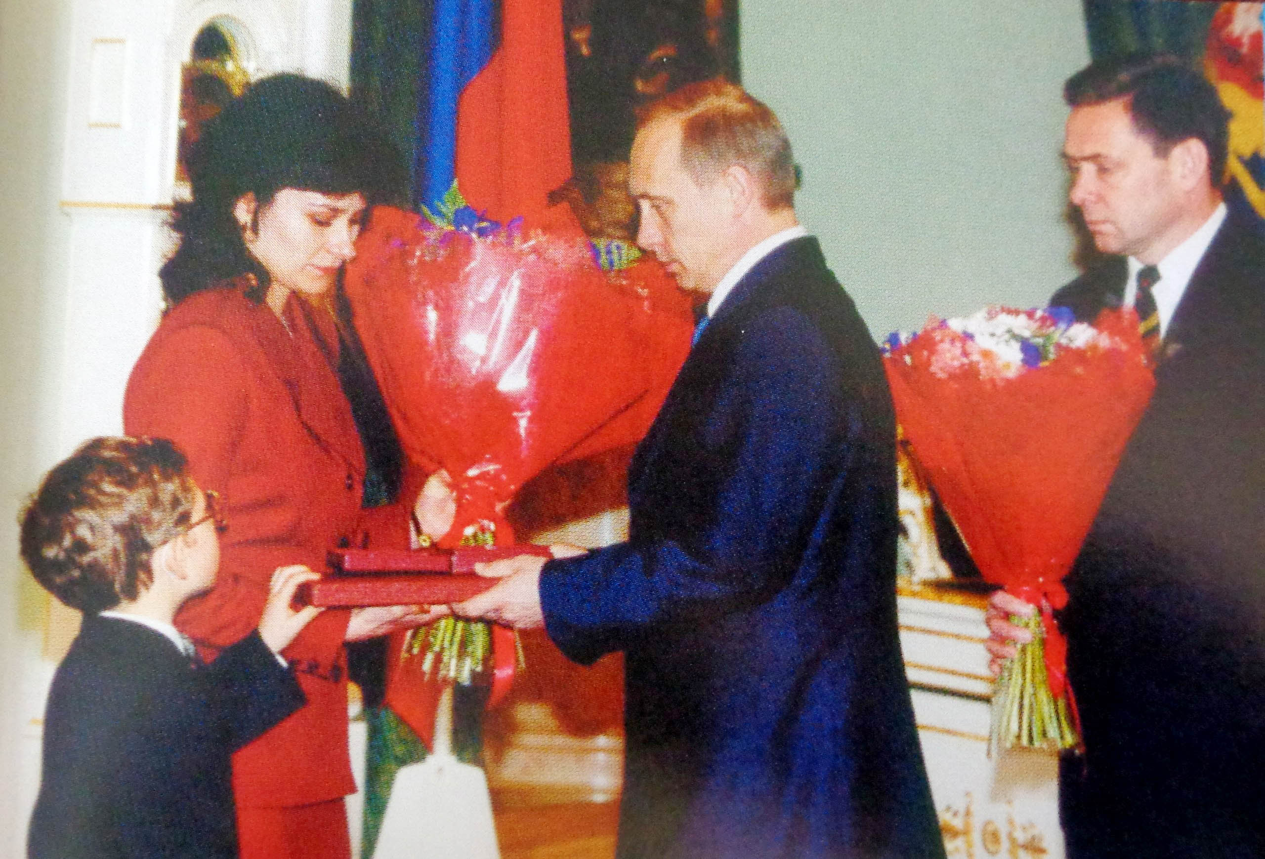 Президент России Владимир Путин вручает Звезду Героя вдове Андрея Тюнина