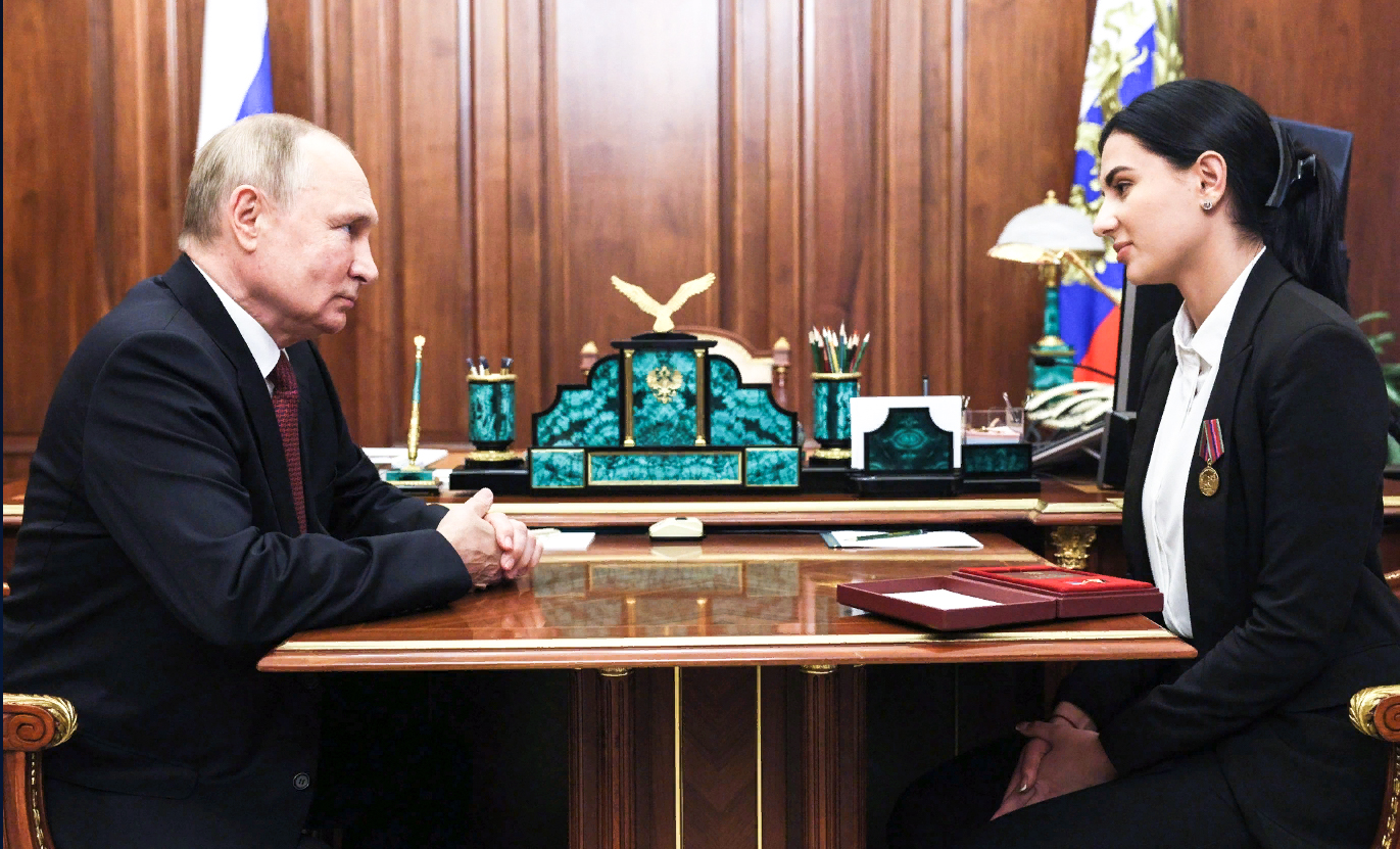 Президент Владимир Путин и дочь Корсы Алёна (Елена) Карабет. Москва, Кремль. 12 октября 2022 года. Kremlin.ru