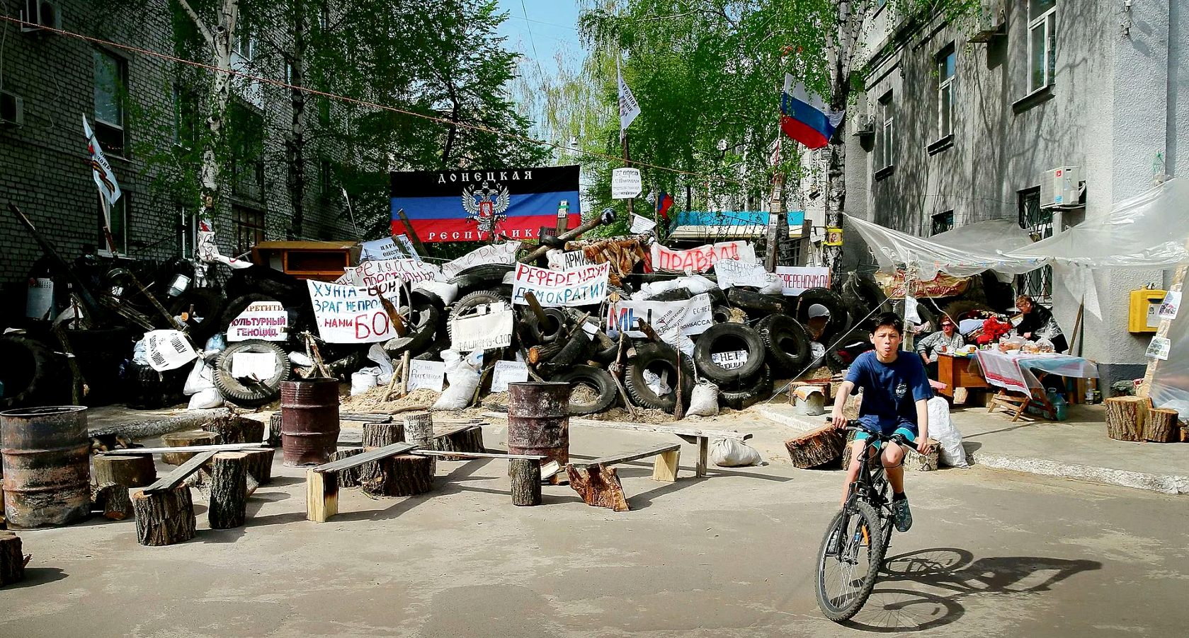 Результат опроса: 99 % признали события в Киеве вооружённым переворотом и высказались за проведение референдума об автономии Донбасса. На фото: баррикада на улице Славянска. Весна 2014 года