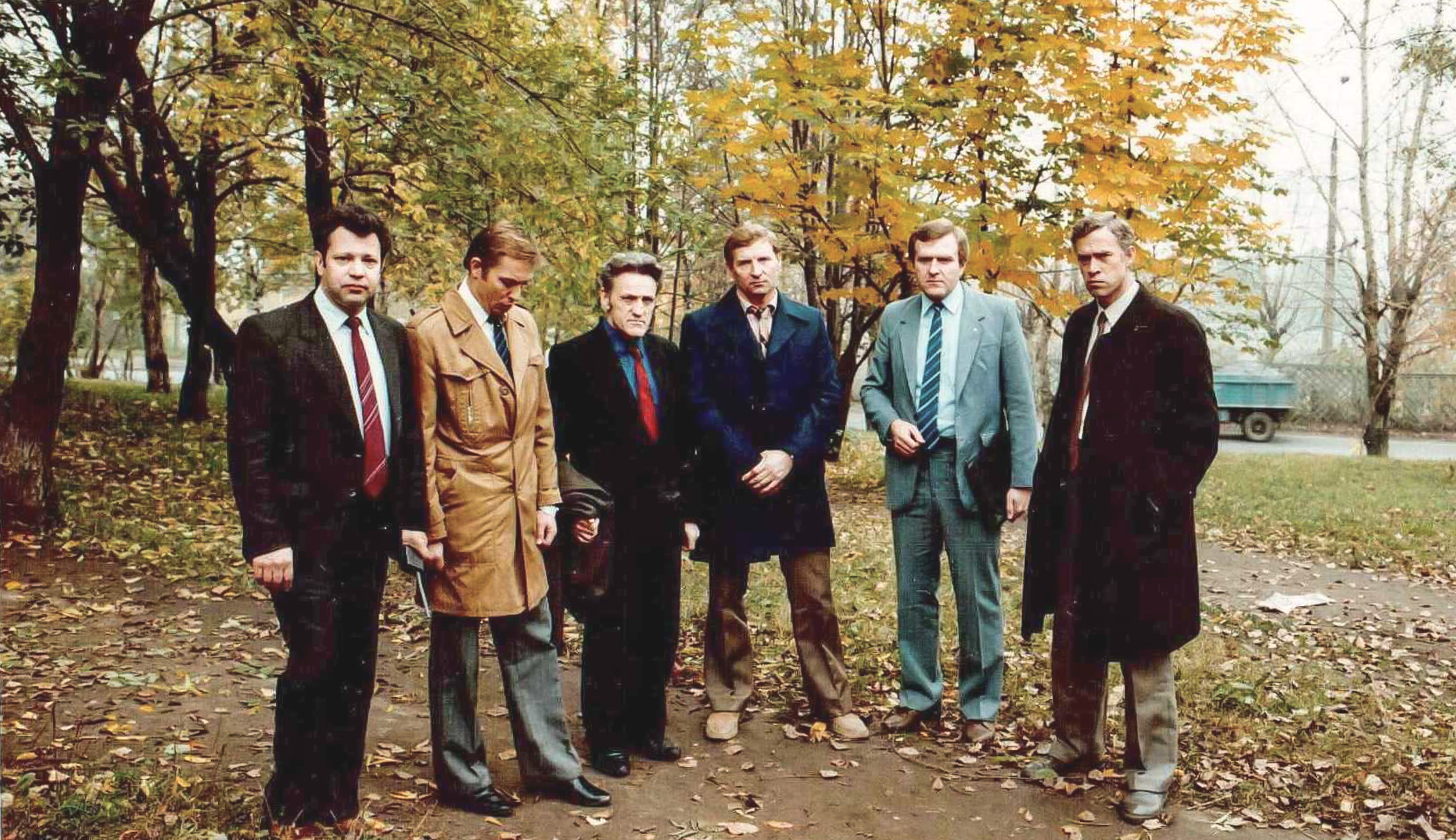 В будущем Владимир Зайцев (в центре) не раз захватывал американских шпионов. Рядом (слева) — агент Адольф Толкачёв на следственном эксперименте