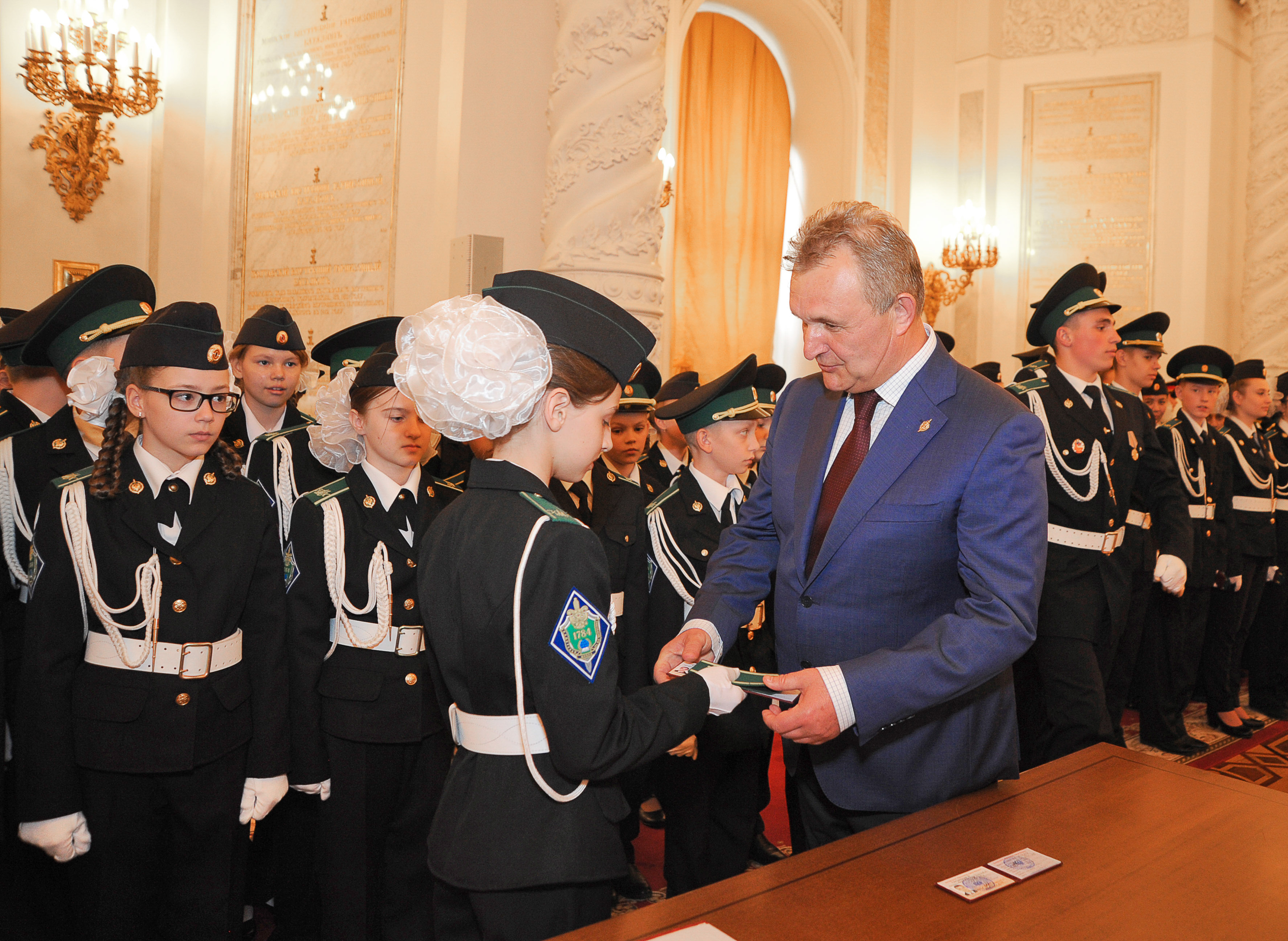 Удостоверение кадета вручает первый вице-президент Международной Ассоциации «Альфа» Владимир Березовец