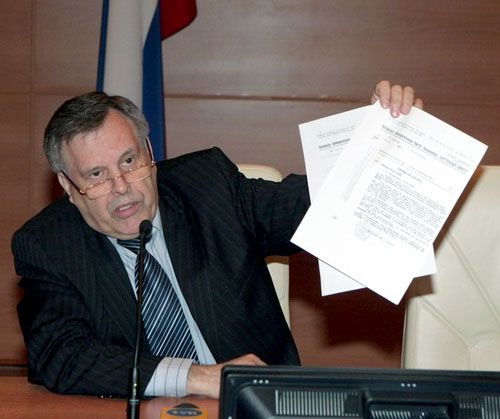 Как сообщил Виктор Илюхин, в начале 1990‑х аппарат Ельцина создал специальную группу по фальсификации документов