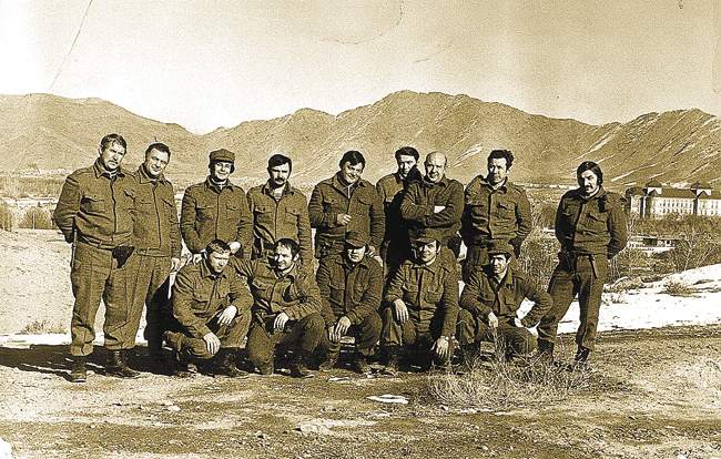 Группа участников предстоящего штурма дворца Амина. Крайний справа в первом ряду — прапорщик Александр Репин. Кабул, 27 декабря 1979 года