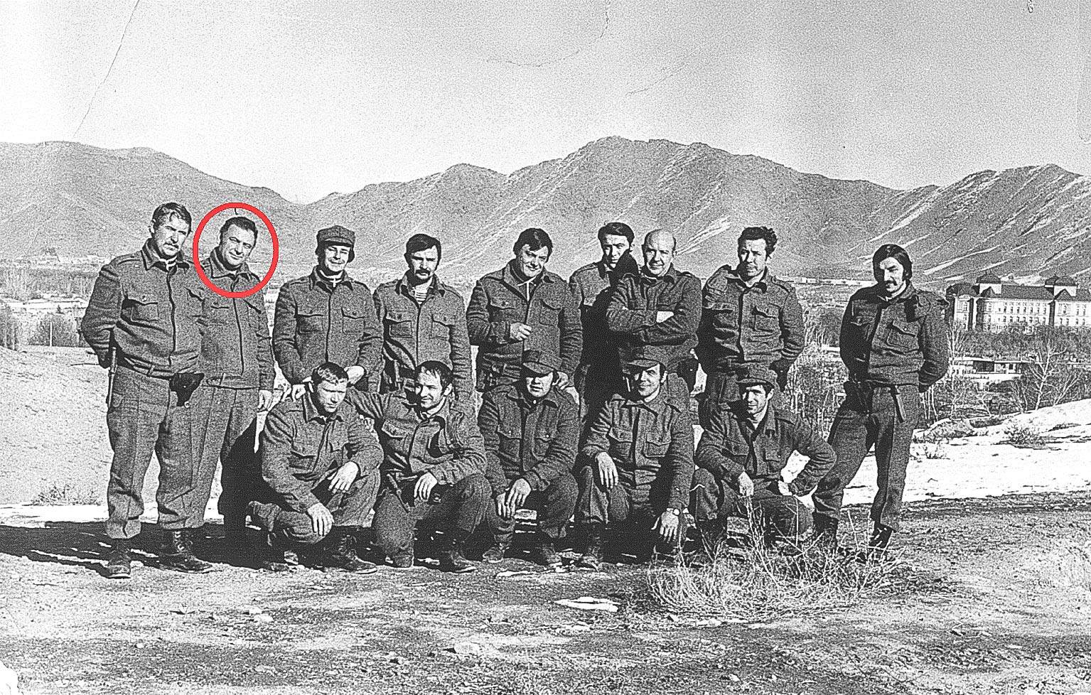 Капитан Геннадий Зудин с товарищами незадолго до штурма на фоне дворца «Дар-уль-Аман» («Ворота спокойствия»), который часто путают с дворцом Амина. Кабул. Декабрь 1979 года