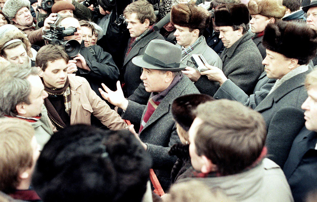Бывший глава КГБ Литовской ССР Анзельмас Армонас убеждён в том, что силовые действия 13 января 1991 года в Вильнюсе были согласованы с М. Горбачёвым. На фото: Президент СССР с жителями Вильнюса, 11 января 1990 года. AP Photo/Victor Yurchenko