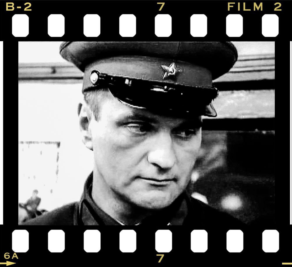 Александр Балуев — полковник Ларичев («Благословите женщину»)