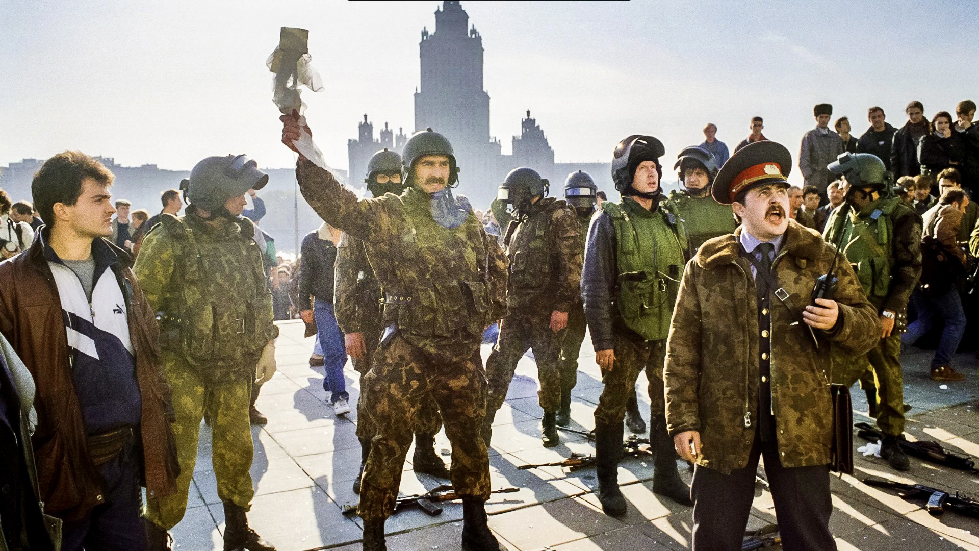 Бойцы спецназа госбезопасности во главе с подполковником Владимиром Келехсаевым («Альфа») идут на переговоры в Дом Советов (Белый дом). 4 октября 1993 года