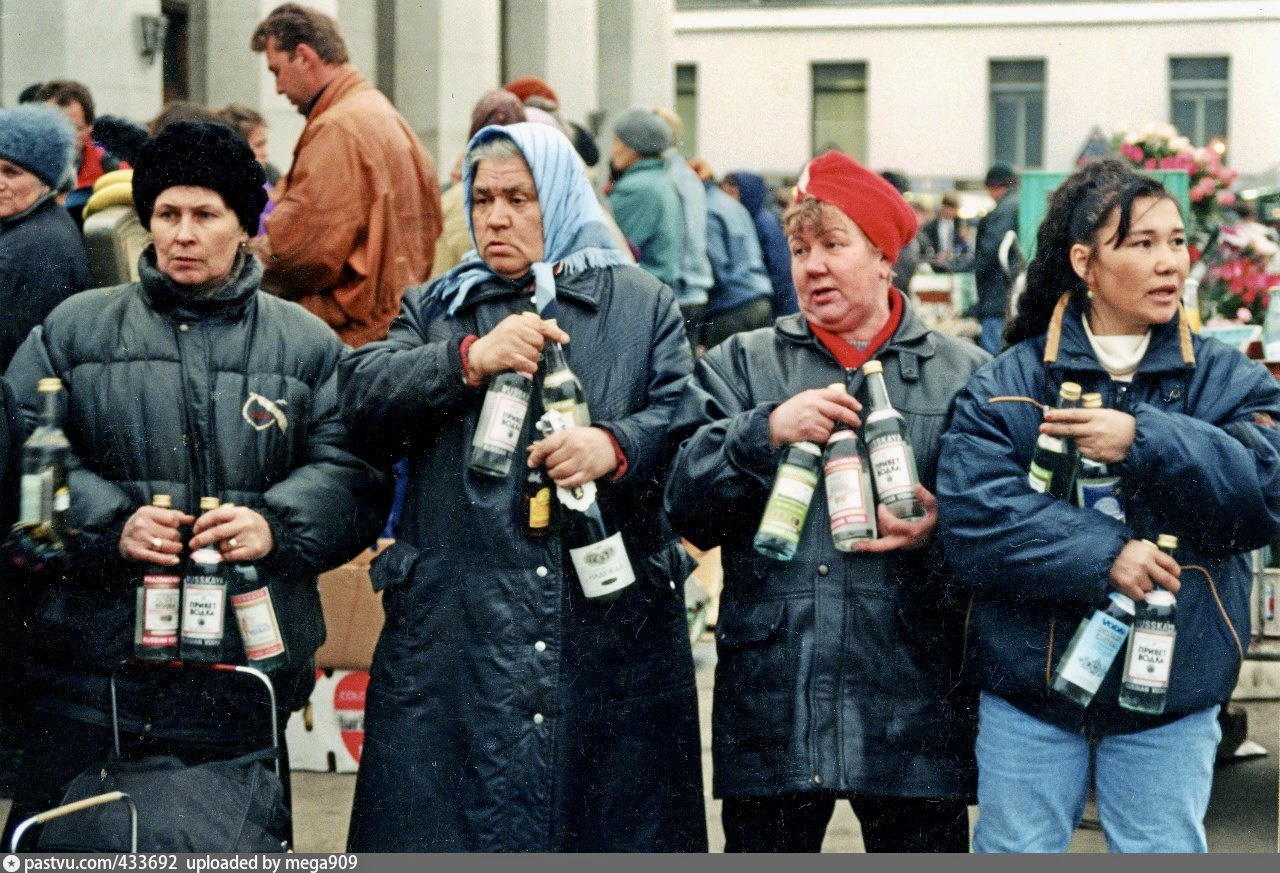 Чтобы свести концы с концами, на улицах продавали водку, которую работники получали на ликероводочных предприятиях вместо заработной платы