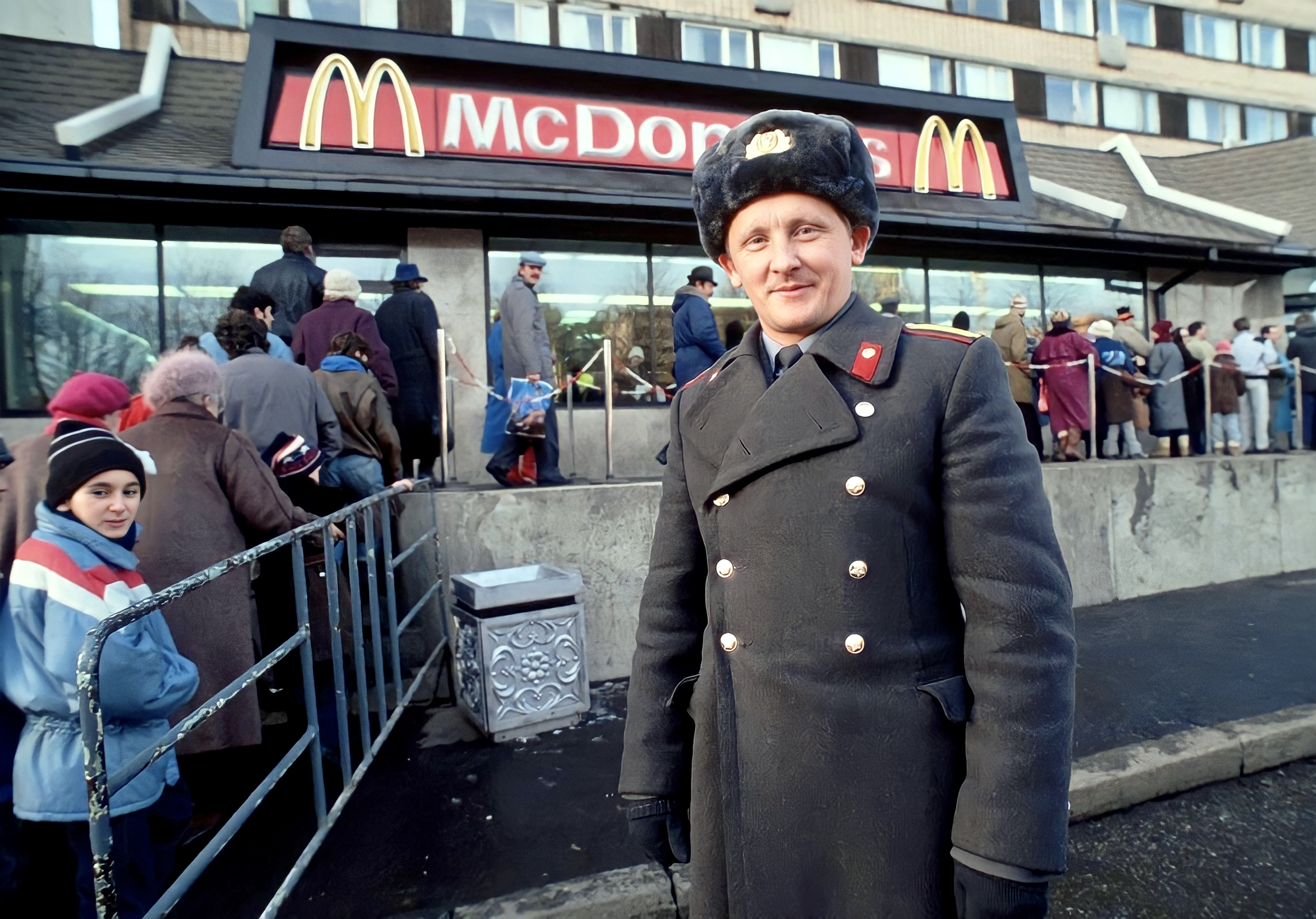 Первый «McDonald’s» в СССР открылся 31 января 1990 года. Чтобы вкусить «западные ценности», в американскую забегаловку стояли толпы москвичей и гостей столицы, тратя на вход несколько часов