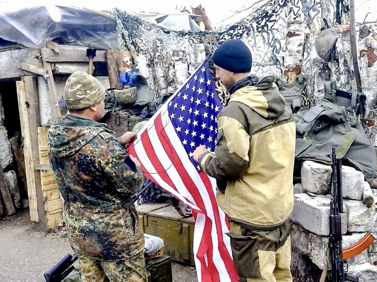 Боевики ВСУ поднимают флаг США над своим опорным пунктом. Рабы должны чтить своих хозяев, не так ли?