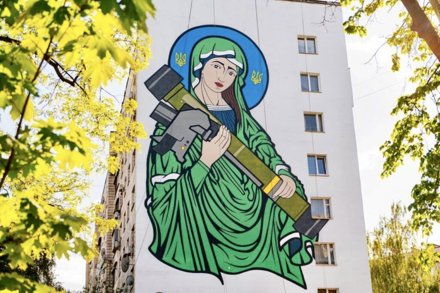 «Святая Джавелина». Мурал на стене одного из домов в Киеве как нельзя лучше характеризует психическое состояние общества