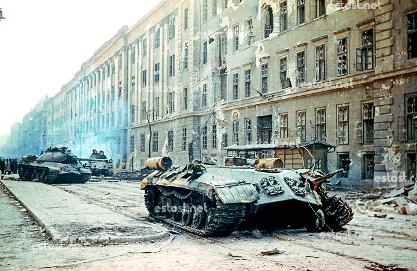 Сожжённая советская техника на улицах Будапешта. Осень 1956 года