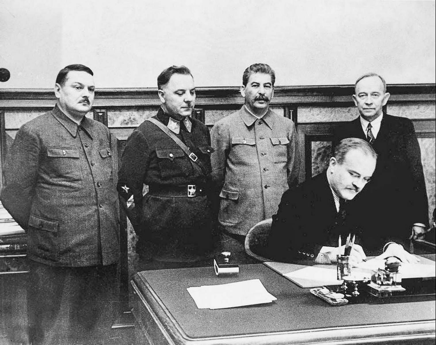 Нарком иностранных дел СССР Вячеслав Молотов подписывает договор о взаимопомощи и дружбе с «правительством» Отто Куусинена (справа). 2 декабря 1939 года