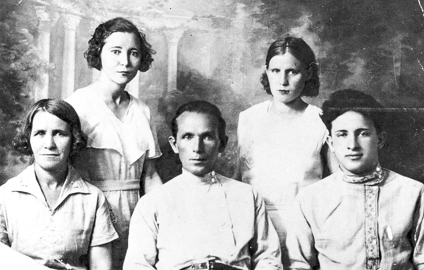 Юрий Андропов (справа) с родными людьми. Конец 1920‑х годов. Фото из архива СВР
